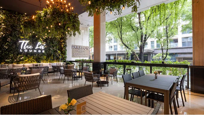 THE LÁ LOUNGE